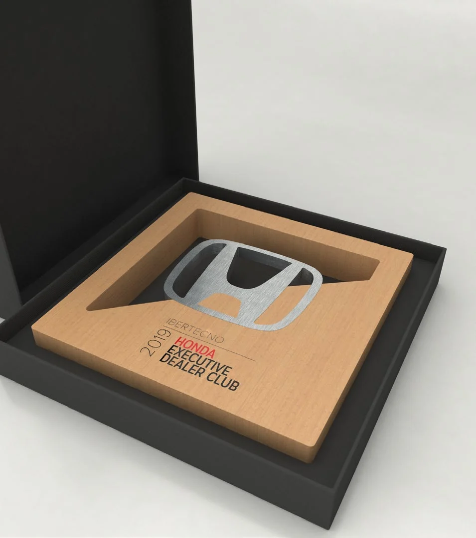 Trofeo Honda de metal y madera con su presentación