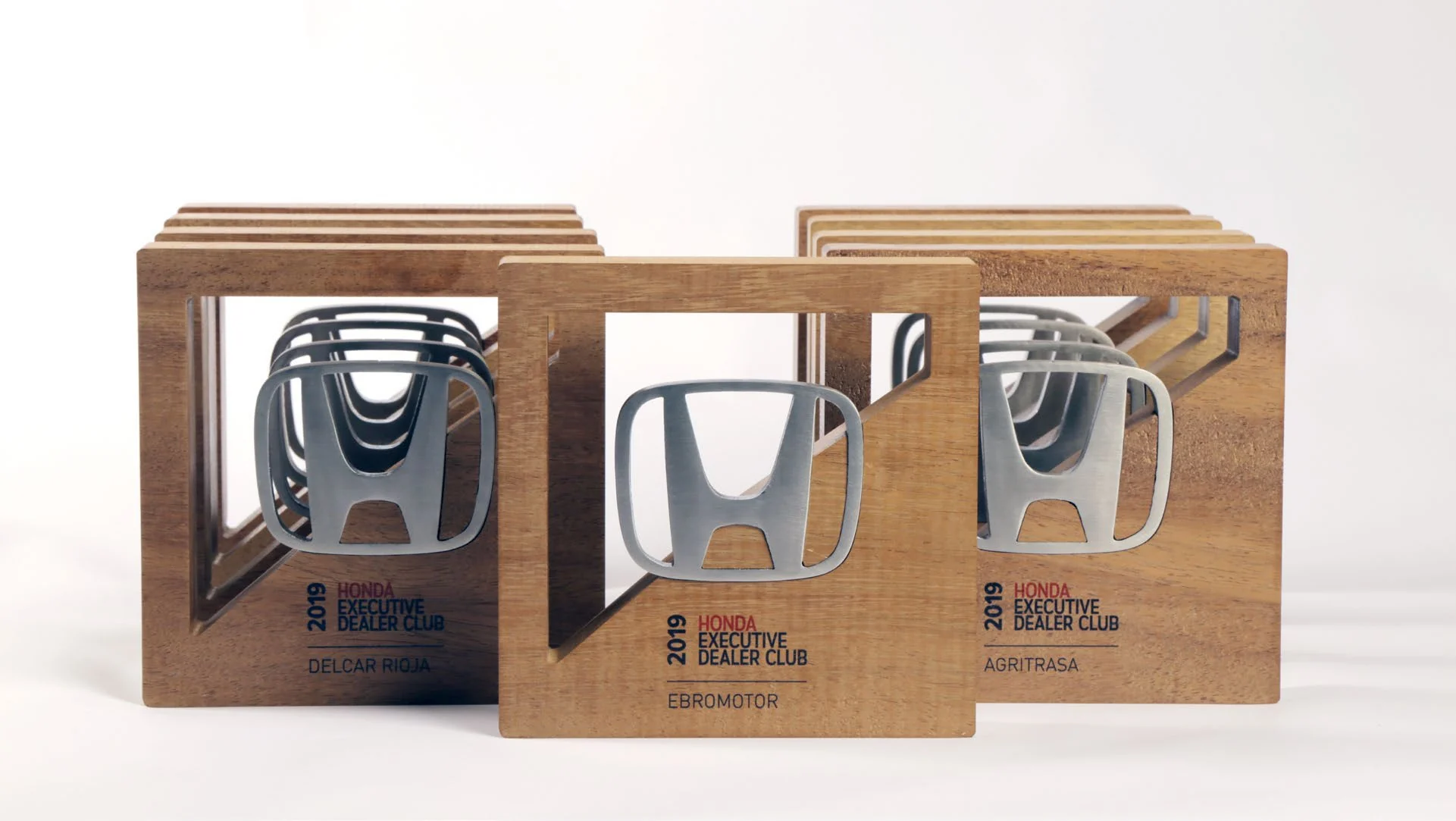 Trofeos de Honda con piezas metálicas y estructura de madera