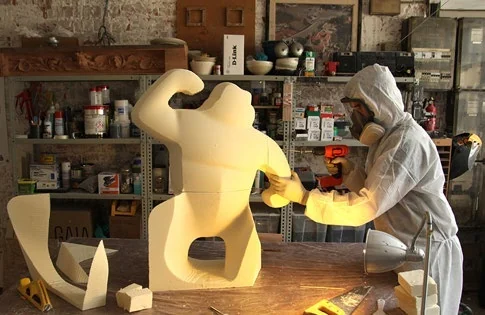 Trabajo de acabado de la escultura de Sitges mecanizada por CNC