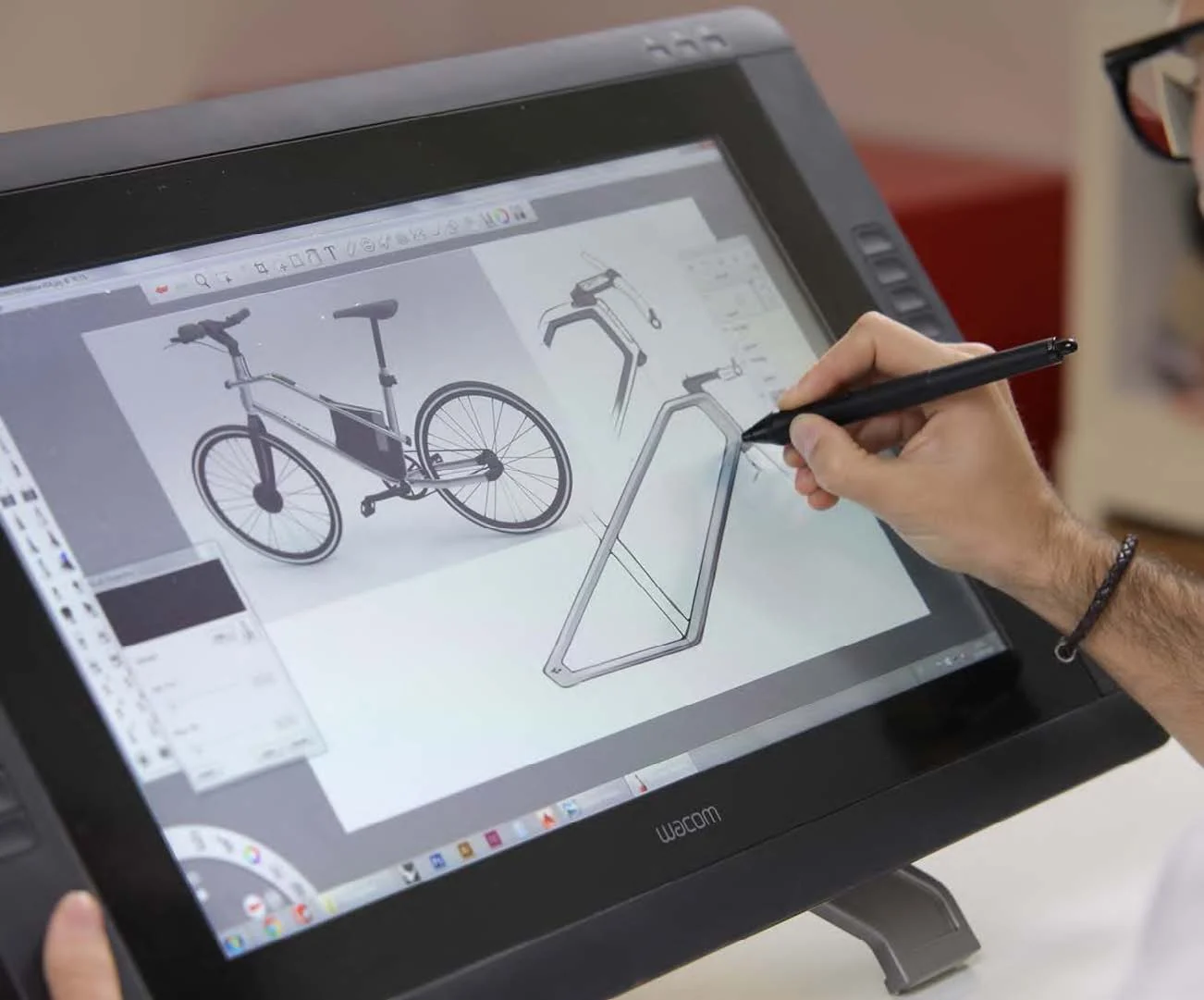 Diseñador trabajando en los primeros bocetos de una bicicleta sobre una tableta
