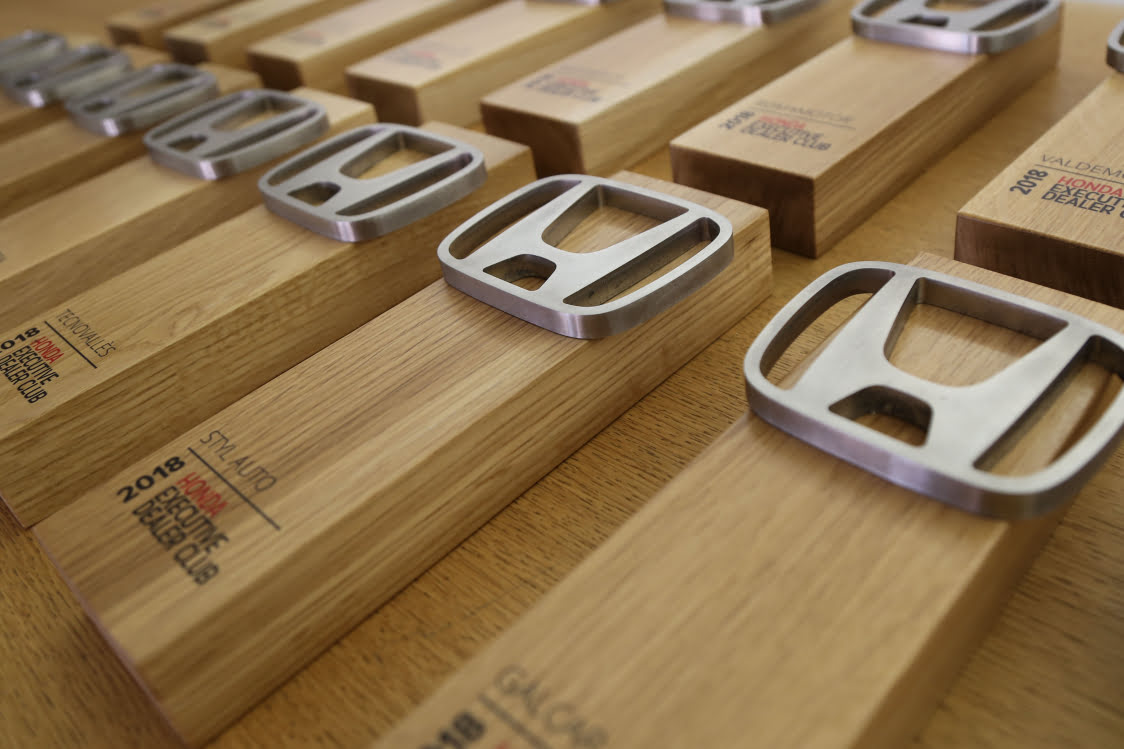 Diseño de trofeos de madera para Honda
