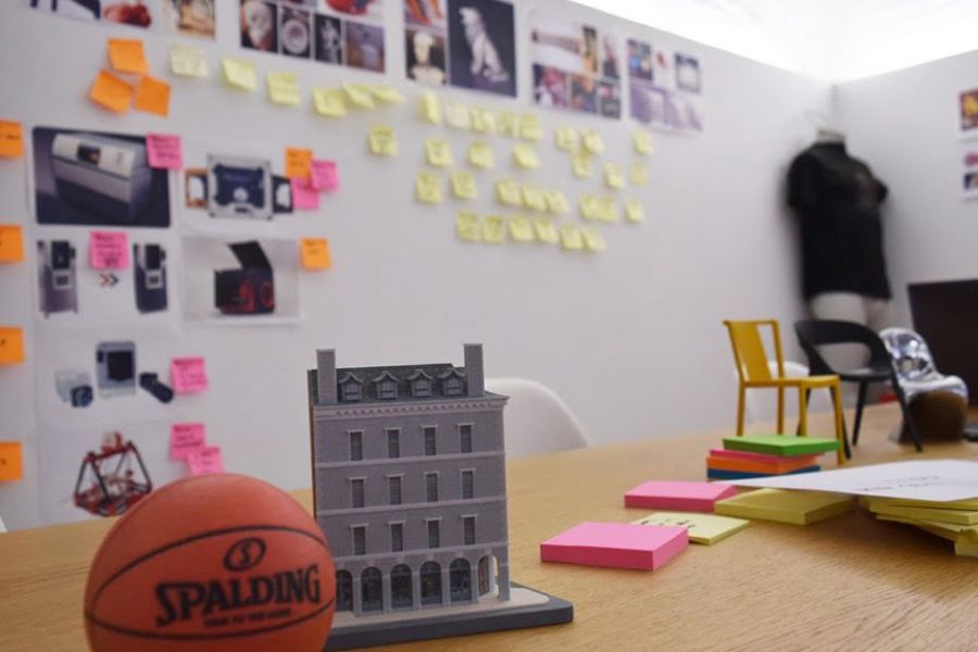 despacho cno post it y pelota de basket y pequeña maqueta en 3D